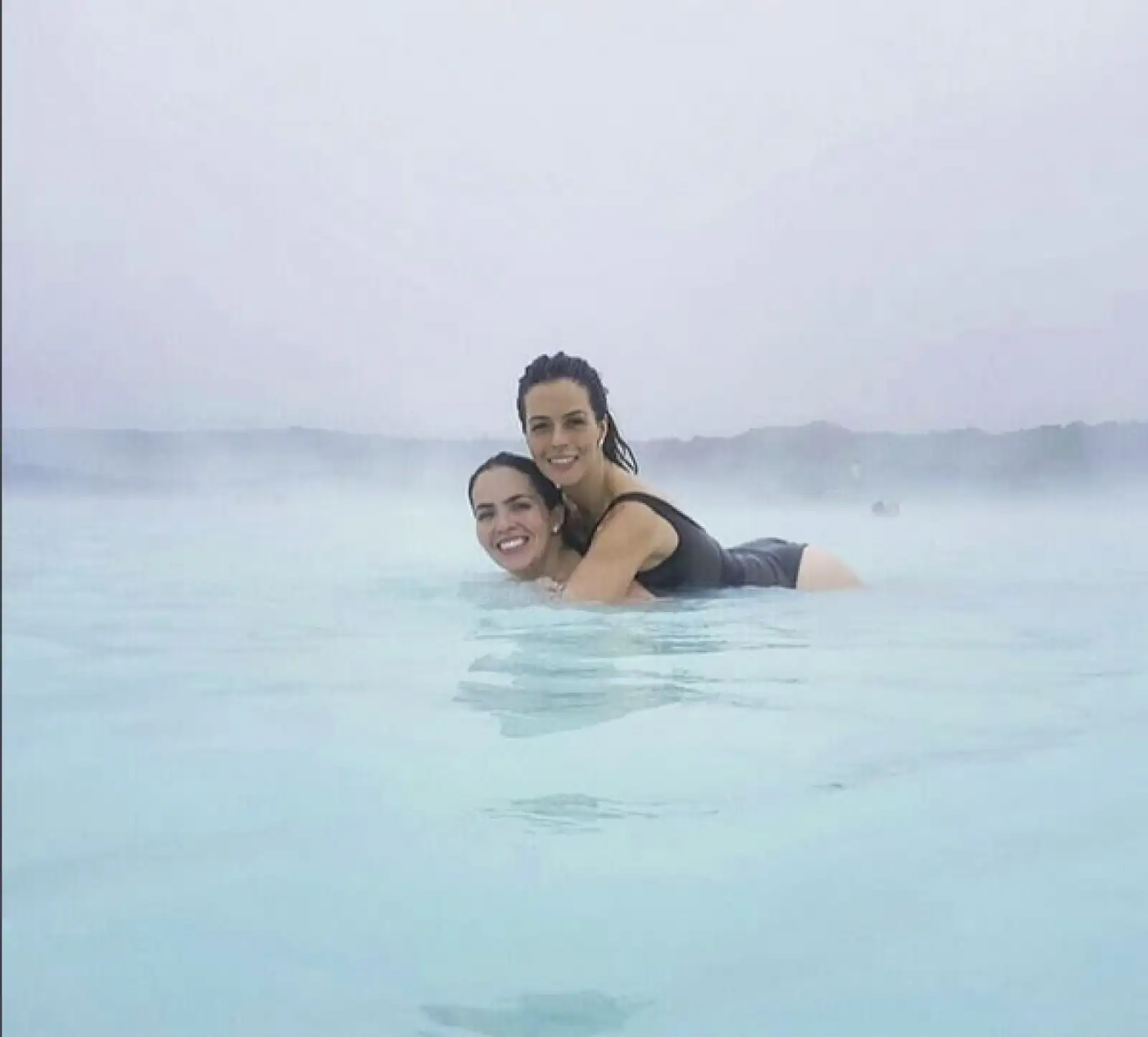 Con su hermana Victoria, de quien asegura, es su mejor amiga.