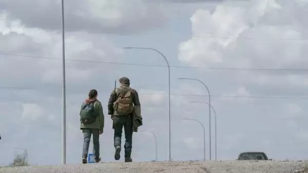 Foto de una escena de The Last Of Us en el que se ve a Ellie y Joel de espalda caminando por una carretera vacía. (Imagen principal del artículo 'La temporada 2 de The Last of Us ya tiene fecha de estreno: mira el tráiler')