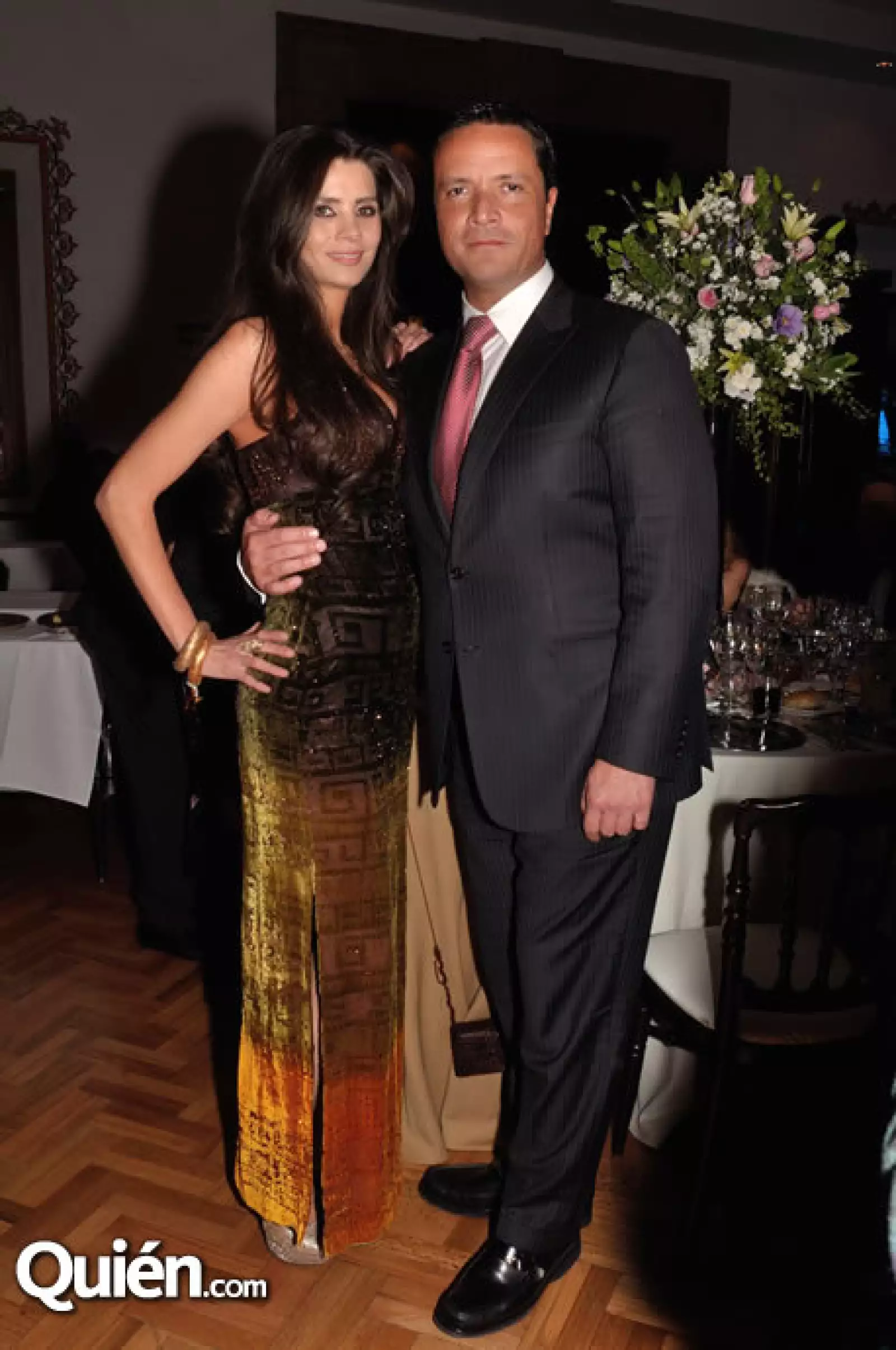 Rebeca Zebrecos llevó un vestido degradado en tonos café.