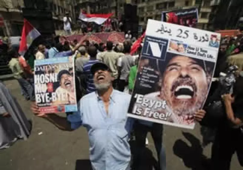 La ira de egipcios por la creciente brecha entre ricos y pobres desató manifestaciones que derrocaron al presidente Hosni Mubarak. (Foto: AP)