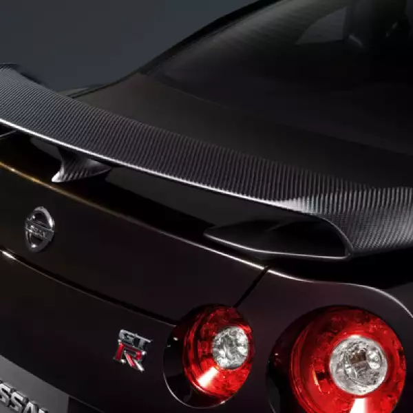 El diseño incluye un spoiler trasero de fibra de carbón.