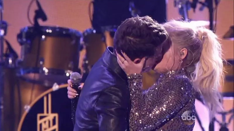 Los American Music Awards premian a los mejores artistas del año escogidos por los fans. Si por alguna razón no los pudiste ver, este año InStyle.mx nos dice cuáles fueron los highlights.