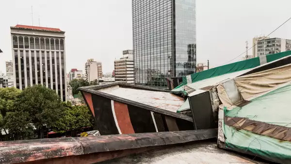 Al exterior, cuenta con 12 murales