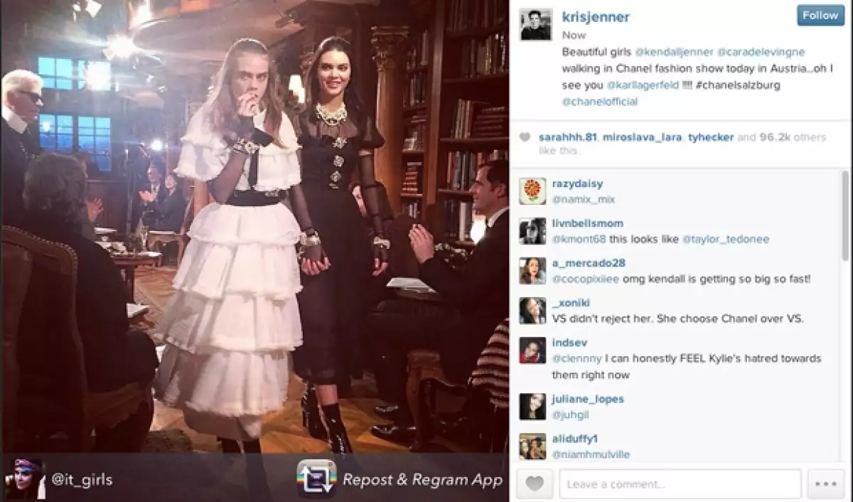 Las artistas cerraron el desfile de Chanel en Austria tomadas de la mano.