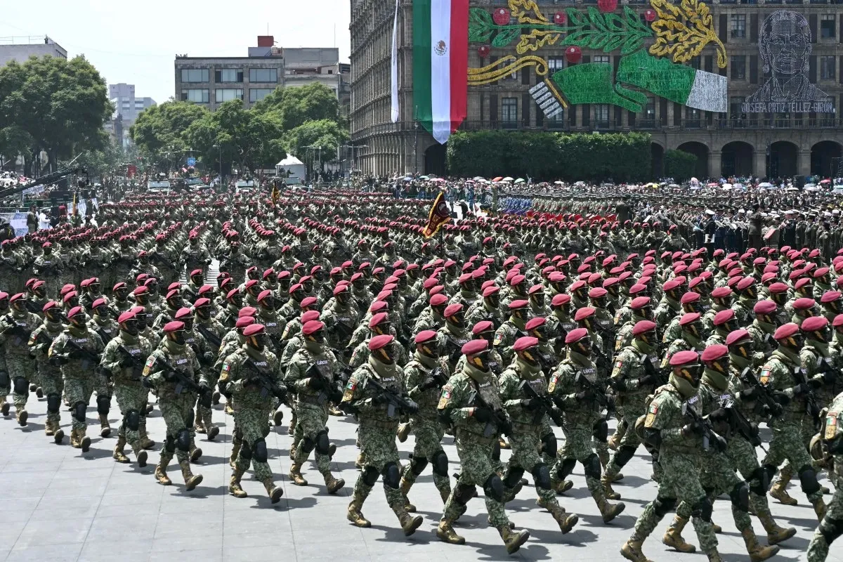 16,000 elementos de las Fuerzas Armadas desfilan en el marco del 216 Aniversario del inicio de la Independencia de México.
