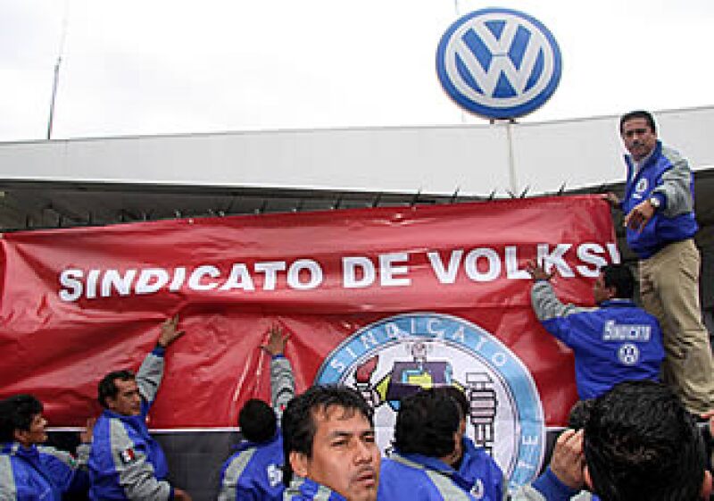Los trabajadores sindicalizados de VW México levantaron las banderas rojinegras en la planta de Puebla. (Foto: Notimex)