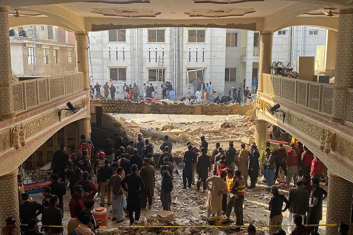 Oficiales de seguridad inspeccionan el sitio de una explosión en una mezquita dentro de la sede de la policía en Peshawar el 30 de enero de 2023.