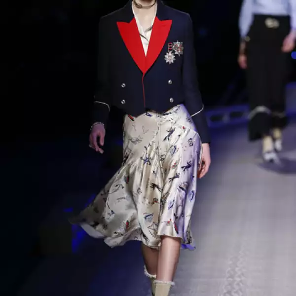 Abrigo de lana con blusa y falda de seda.