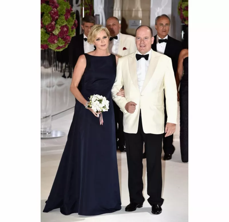 Los príncipes de Mónaco, Alberto y Charlene fueron anfitriones de la 66ª gala de beneficencia. La princesa deslumbró en un Christian Dior que dejó admirar los primeros meses de su embarazo.