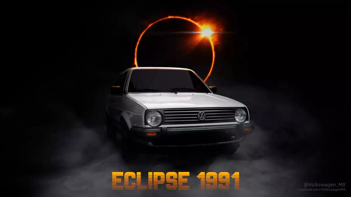 Foto del Golf Eclipse 1991 en color plata, con la imagen de un eclipse de sol al fondo
