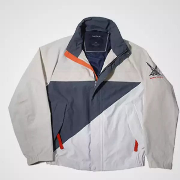 La firma estadounidense presenta su colección otoño-invierno con sus particulares prendas en color café, azul marino y toques vivos en naranja.