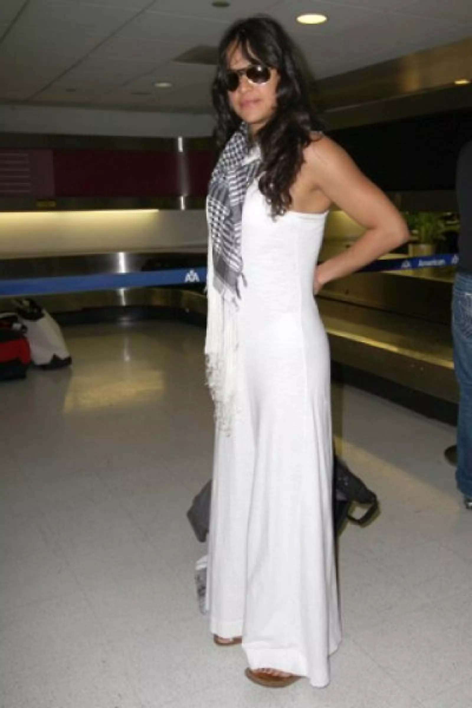 Michelle Rodríguez espera su equipaje en el Aeropuerto Internacional de Miami, en Florida.