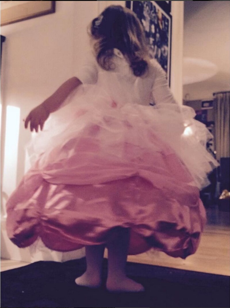 La pequeña quería irse a dormir con este vestido de princesa.