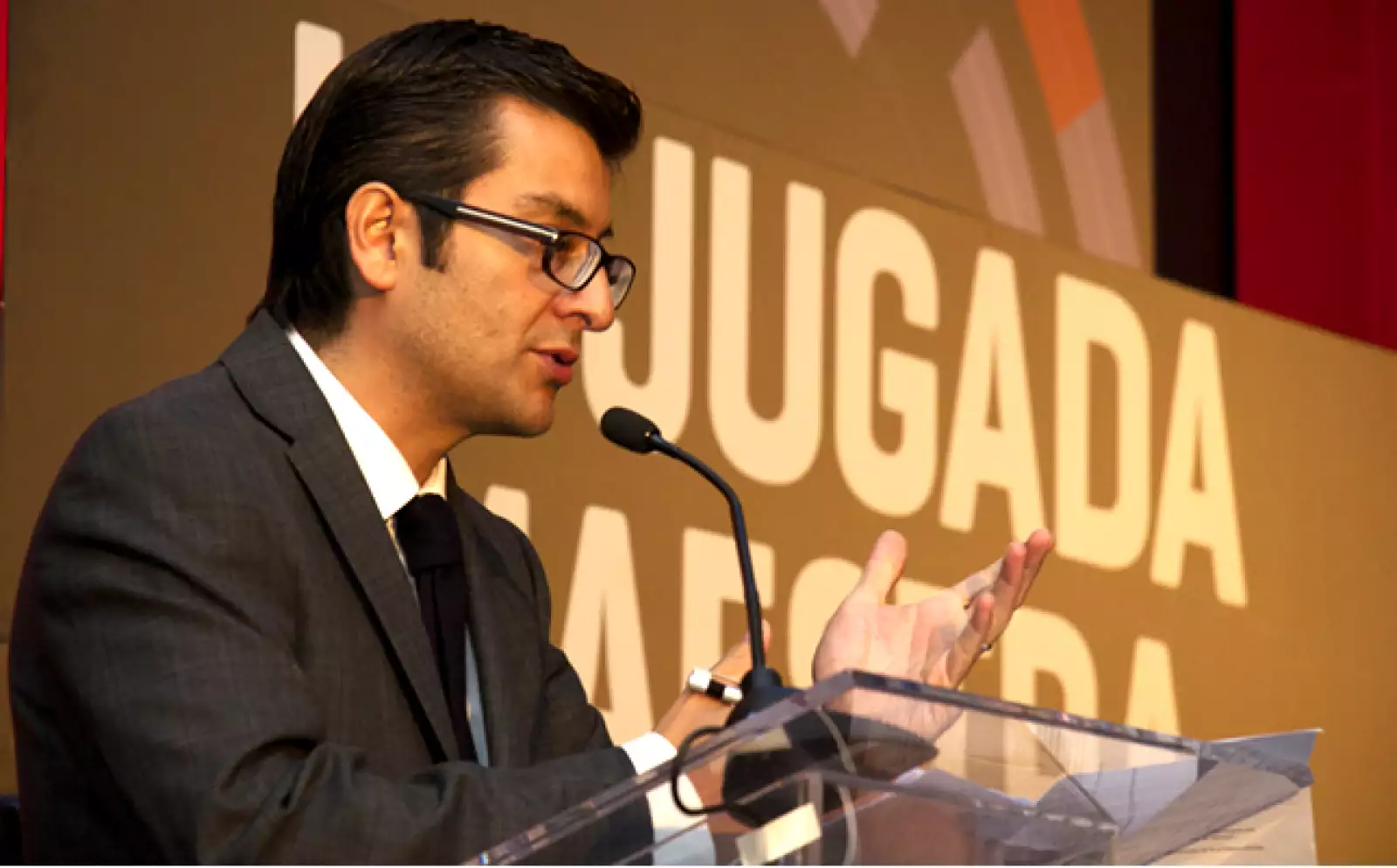 Adolfo Ortega, editor general de la revista Expansión dirigió un mensaje de bienvenida a los asistentes. Durante su discurso reveló que sólo cinco empresas participantes habían llegado a la final.