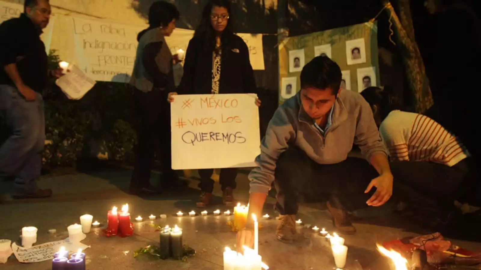 Jovenes embajada Mexico Guatemala Ayotzinapa
