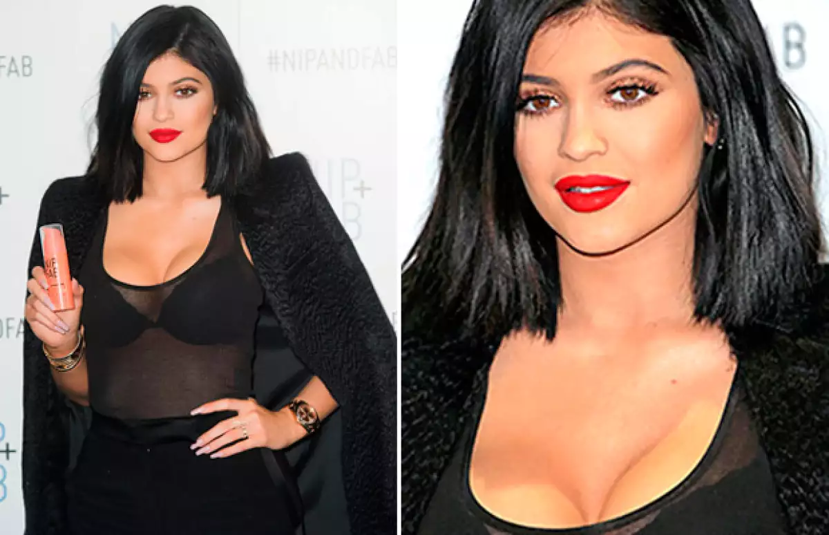 La menor del clan Kardashian-Jenner no pudo evitar un error en el maquillaje del área de sus boobs, que no disimulo ni con un escote de infarto.