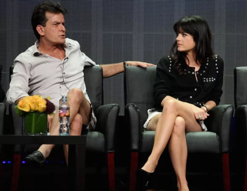 Según informó TMZ, los actores de "Anger Management" están distanciados luego de que ella se quejara de los retrasos y la escasa ética de Sheen.