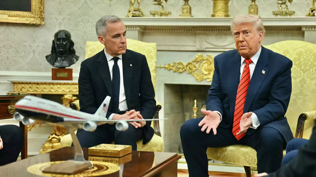 El primer ministro canadiense, Mark Carney, escucha mientras el presidente de Estados Unidos, Donald Trump, habla con los periodistas en el Despacho Oval de la Casa Blanca el 6 de mayo de 2025 en Washington, DC.