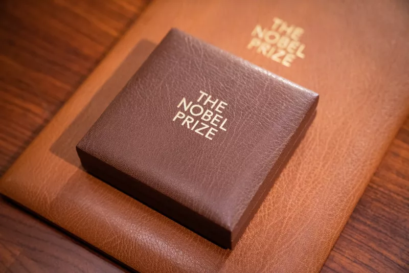 Estuche donde se guarda la medalla del premio Nobel. 