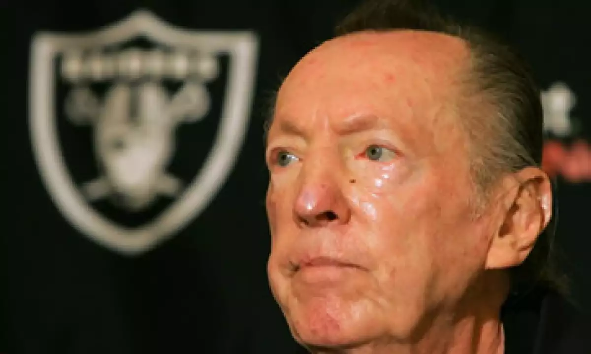 Davis fue una persona que tomaba riesgos, los Raiders contrataron al primer entrenador en jefe de raza negra. (Foto: AP)