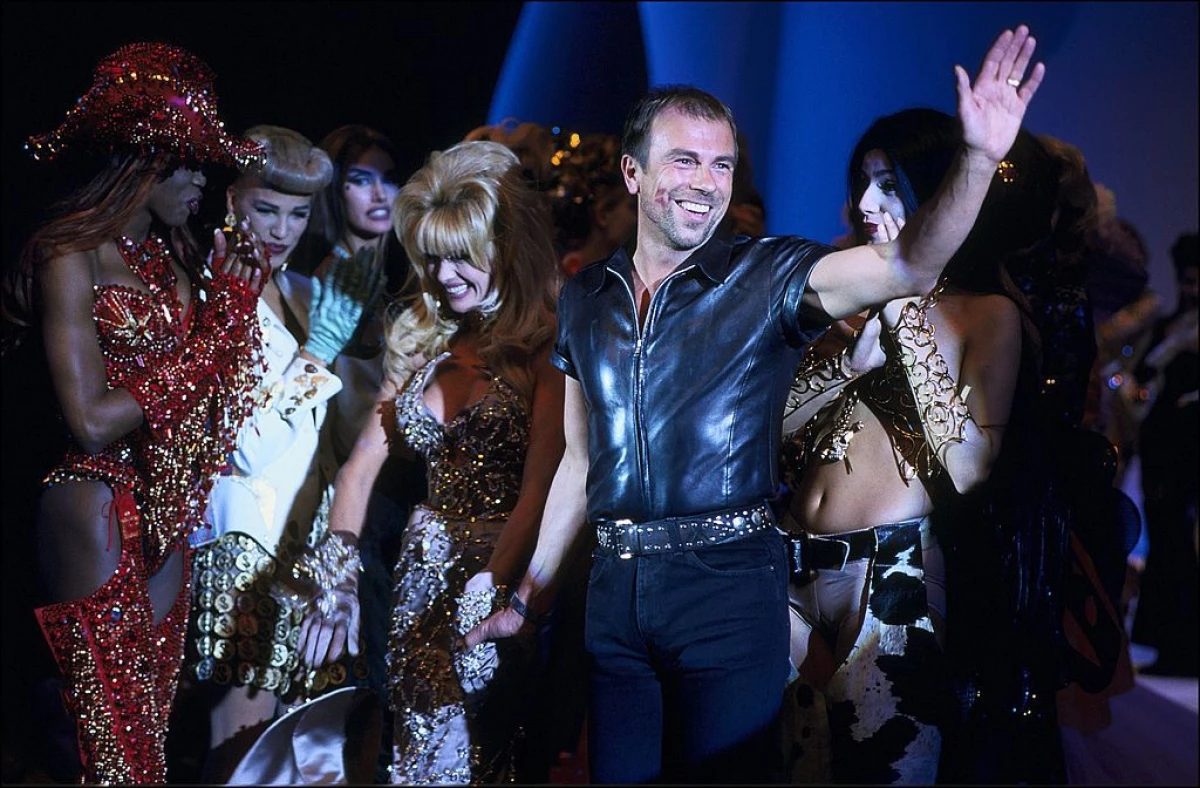Thierry Mugler en un desfile de modas