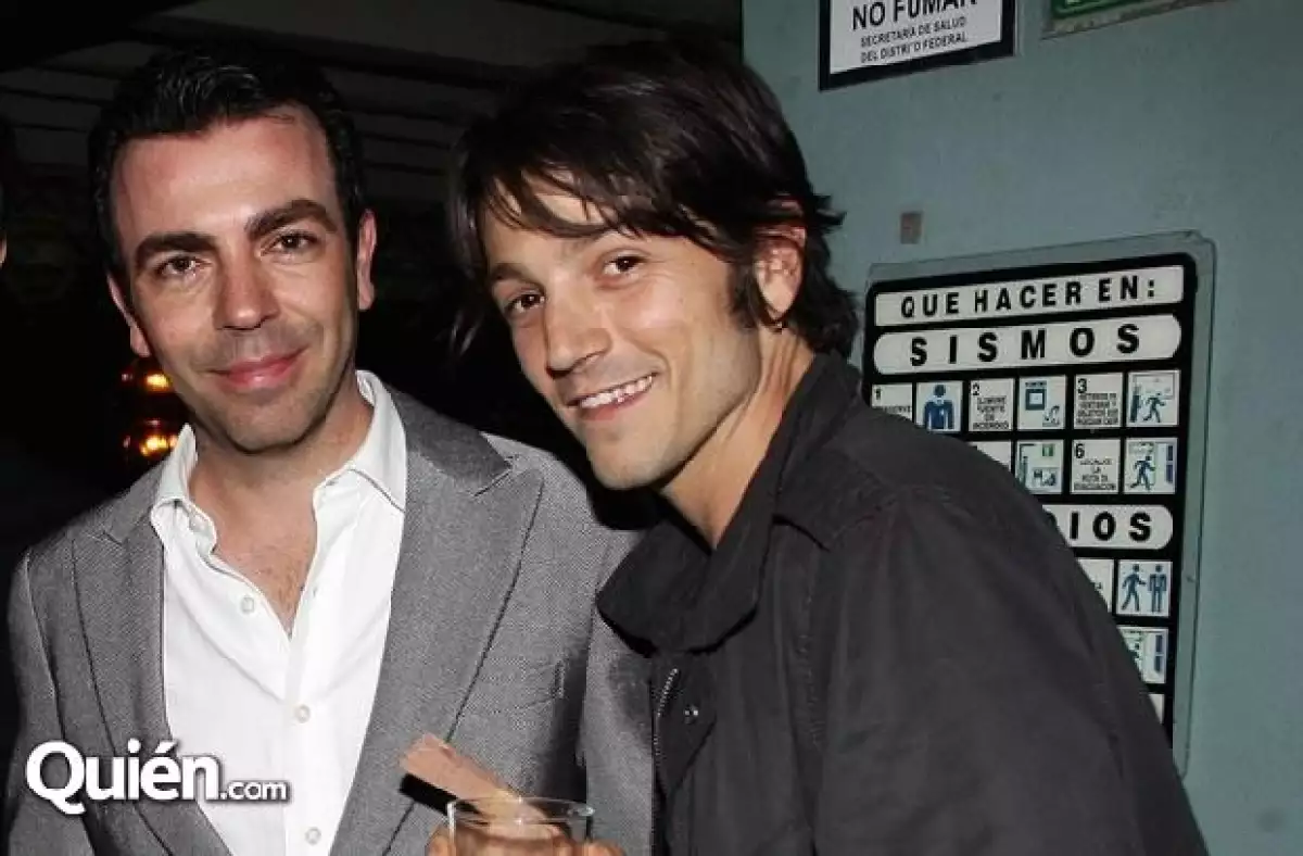 Alejandro con el actor Diego Luna