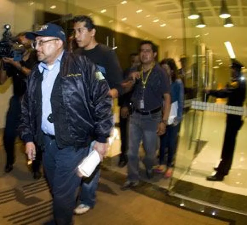 Los agentes federales confiscaron 6.397 discos compactos después que los representantes de Fernández se quejaron de que el sello seguía usando los videos, la música y las fotografías del cantante.