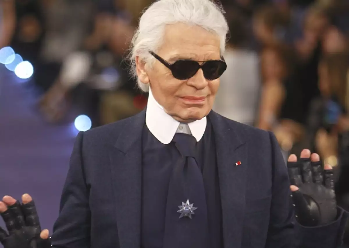 El diseñador alemán siempre es ovacionado tras sus desfiles.