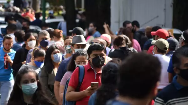Inició la aplicación de la vacuna contra el Covid-19 a maestros de Veracruz.