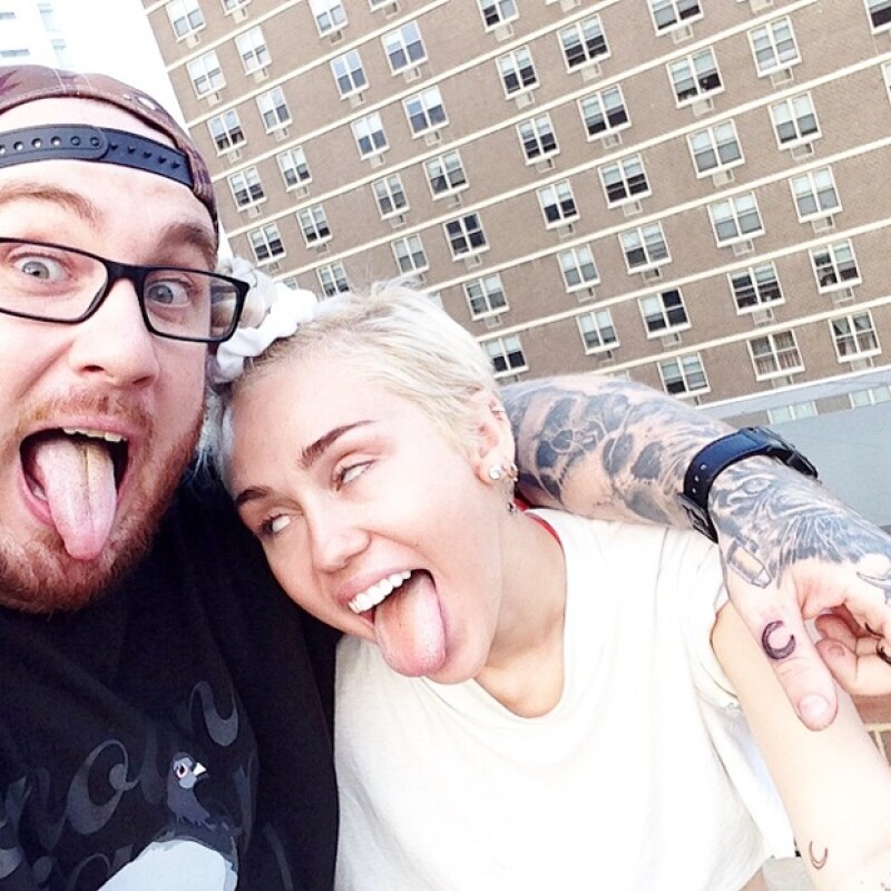La joven publicó esta imagen junto a la leyenda: `BFFs tats with @BangBangNYC´ (Tatuajes de mejores amigos para siempre @BangBangNYC.) En la imagen pueden verse las dos lunas, una en el dedo pulgar del artista y otra en el antebrazo de la cantante.