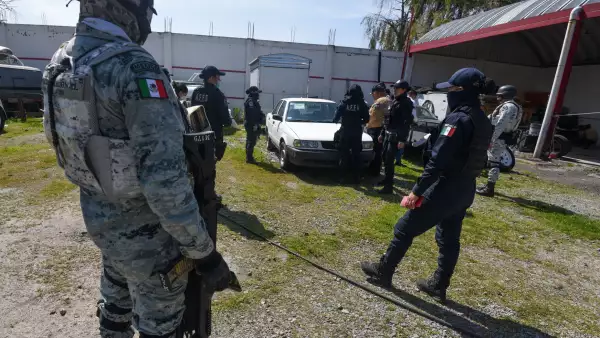 Se realiza Operativo contra el robo de vehículos, transporte de carga y motocicletas por parte de la FGJEM, Guardia Nacional, Secretaría de Seguridad Estatal y policía municipal en la carretera Toluca-Naucalpan.