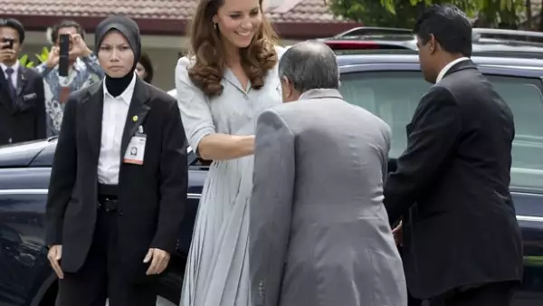 Aunque no es la primera vez que la Duquesa de Cambridge toma el micrófono, sí es la primera que lo hace fuera de Gran Bretaña y lo hizo durante su visita a un hospicio en Malasia.