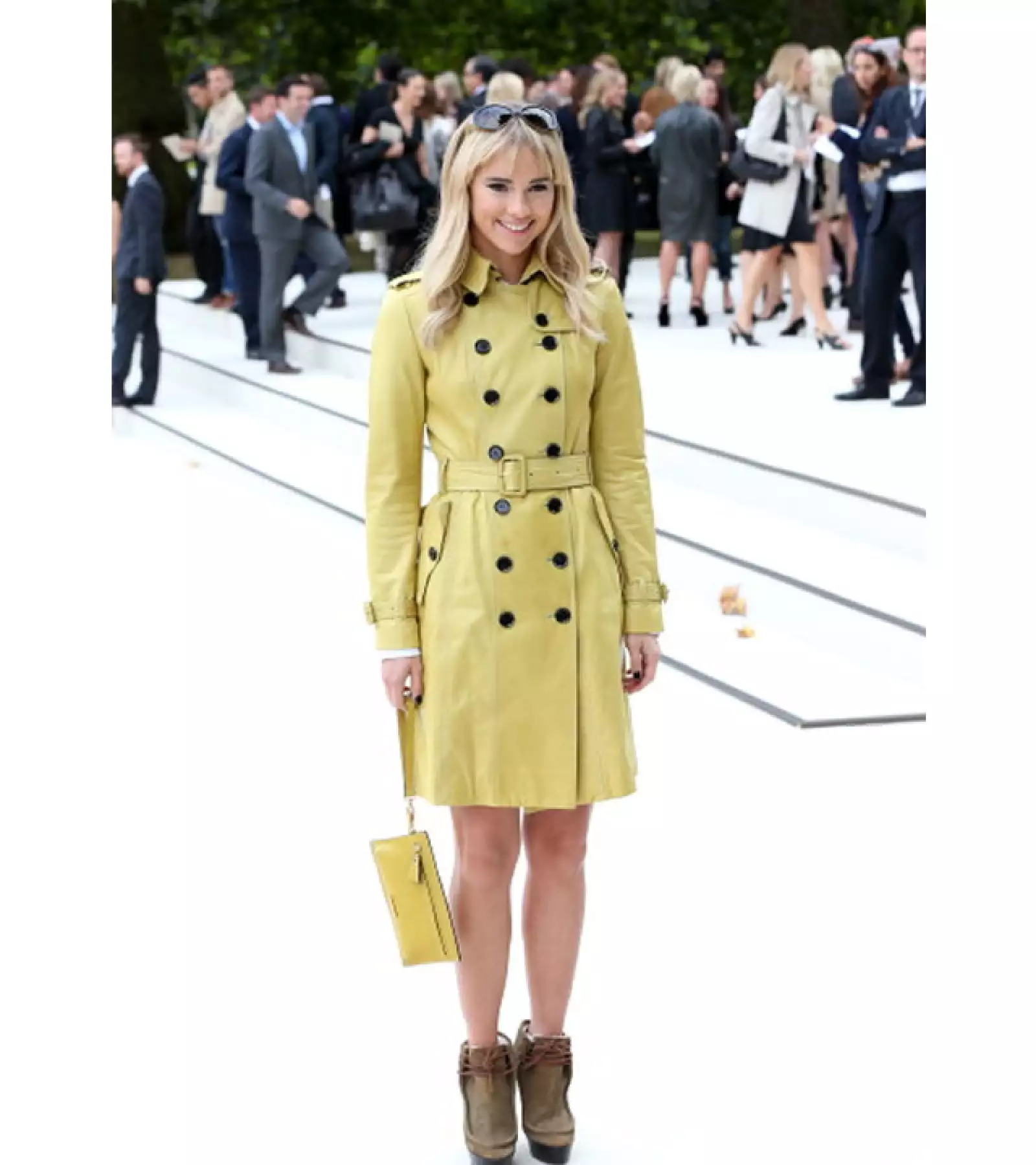 Para el show de Burberry optó por la gabardina icónica de la firma.