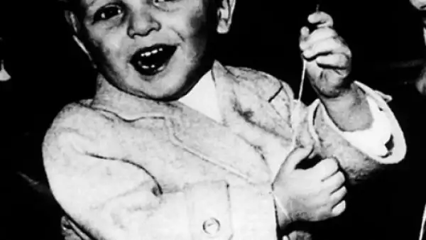 Miguel Luchino González Borlani nació el 3 de abril de 1956 en Panamá, pero tienen la nacionalidad española debido a su padre, el fallecido torero Luis Miguel Dominguín. La madre del cantante es la actriz italiana Lucía Bosé. En esta foto tenía tres años.