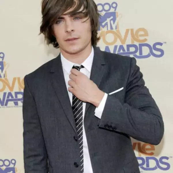 (2009. 22 años) En 2006 comenzó una relación con su compañera de reparto Vanessa Hudgens -en 2008 Fox News Channel los consideró `La pareja favorita del año´-, aunque decidieron terminar su relación en 2010.