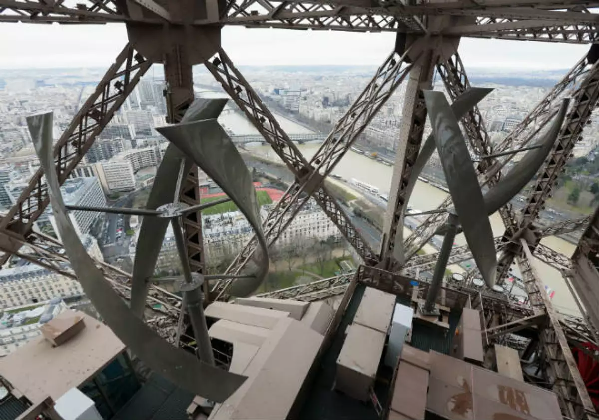 Molinos de viento en la Torre Eiffel