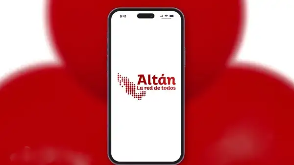 Un celular que tiene como fondo de pantalla el logo de Altán Redes en color rojo. 