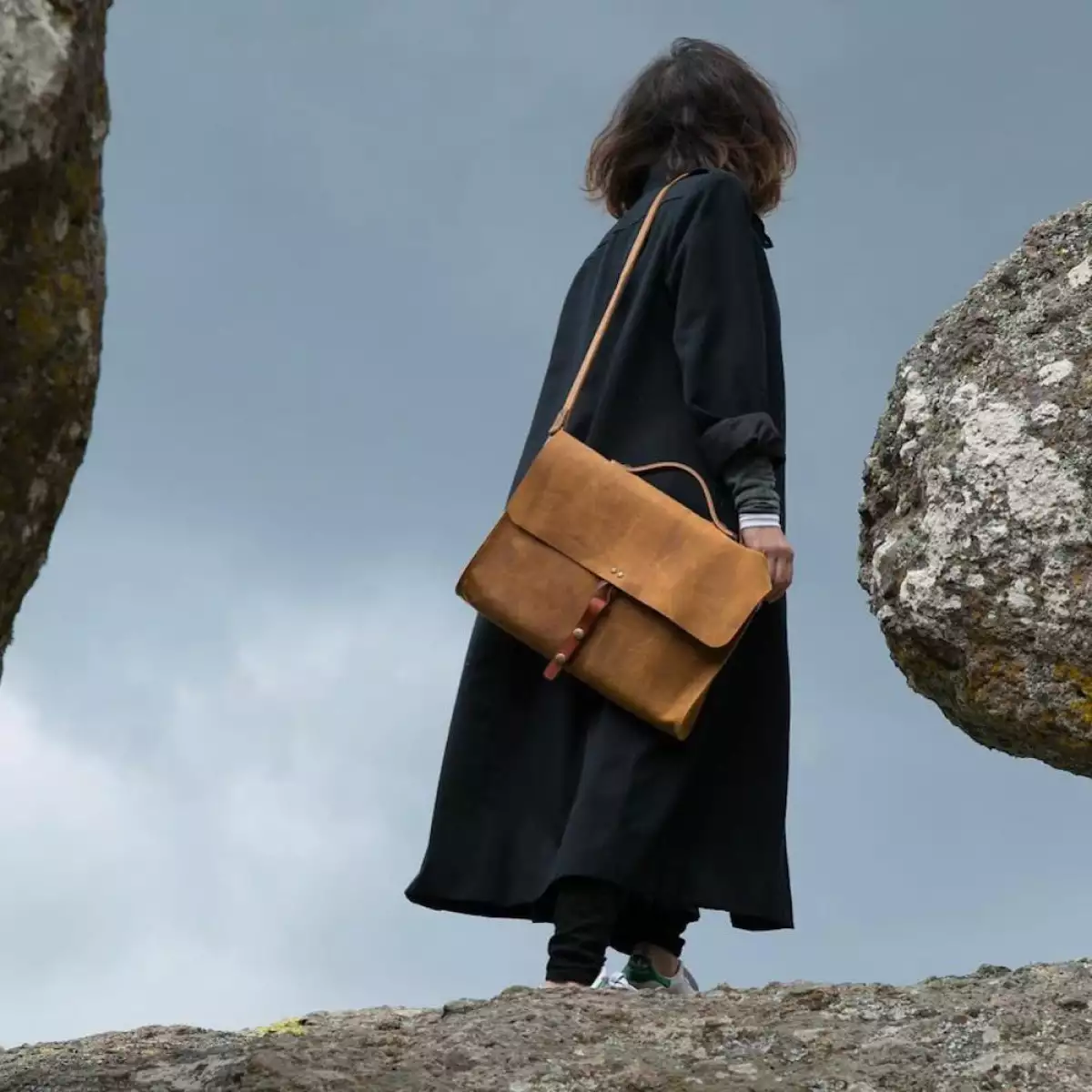 mujer sosteniendo un portafolio de piel. 