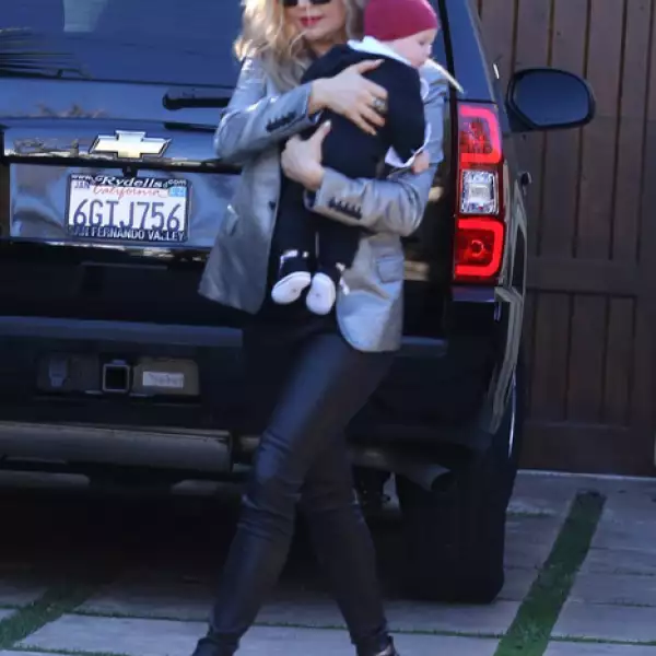 Fergie y su esposo Josh Duhamel junto al pequeño Axl decidieron visitar a la familia de Fergie para las fiestas en Pomona, California.