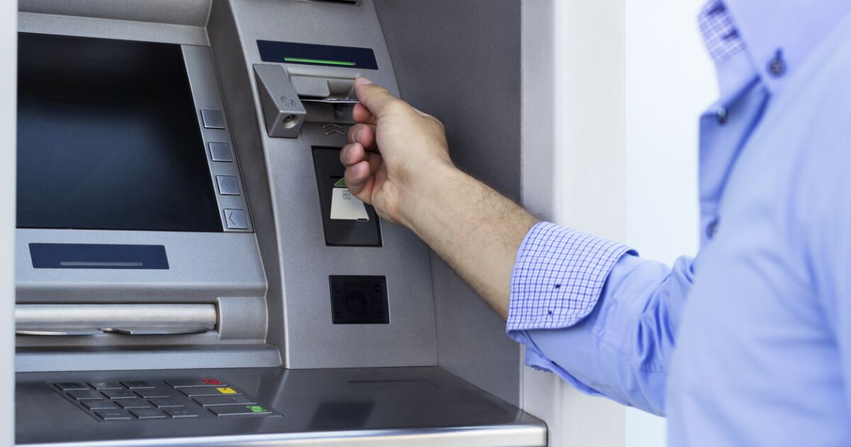 BANCA SE REDUCE: CAJEROS Y SUCURSALES CAEN