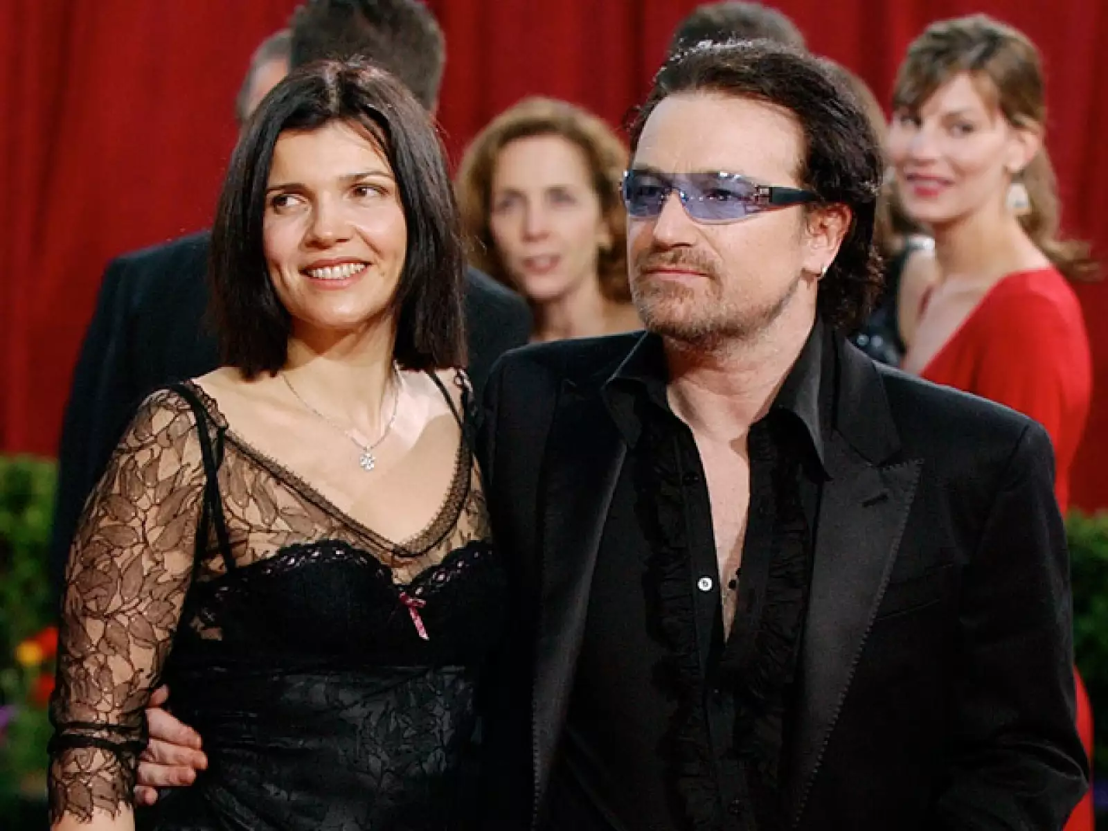 Bono tiene lentes de muchos colores, pero de sus favoritos son los de color azul y naranja. Esta foto fue tomada durante la alfombra roja de los premios Oscar del 2003, a donde fue acompañado por su esposa Alison Stewart.