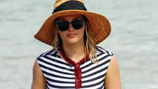 La cantante fue captada en las playas de Hawái donde, a pesar de lucir un traje de baño de dos piezas que le cubría la mayor parte de su cuerpo, hubo una parte que no logró ocultar.