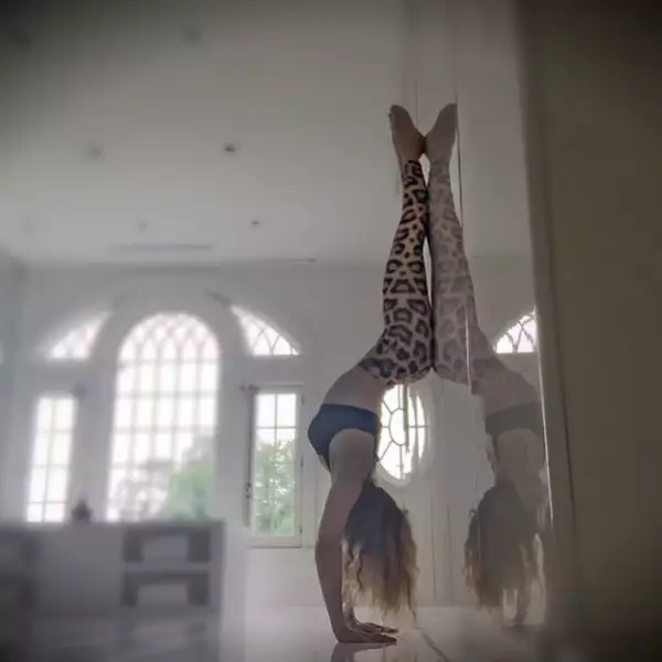 Desde hace unos años en bien sabido que Thalia es una yogui por excelencia y nunca deja de sorprender con la flexibilidad que posee.