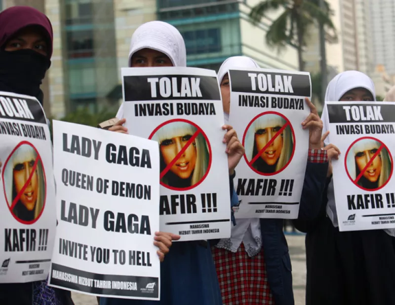 El abogado de los promotores, Minola Sebayang, señaló que la cantante no actuará en Indonesia por riesgo de ataques de organizaciones extremistas islámicos.