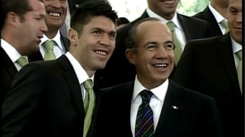 Felipe Calderon elogia a Oribe Peralta