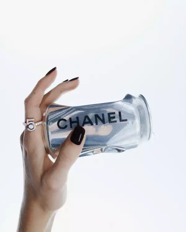 Anillo de oro beige de 18 quilates y diamantes.