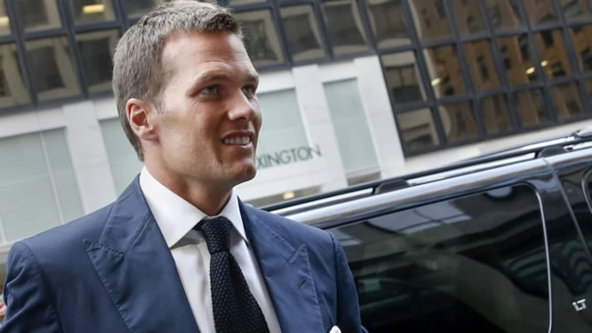 Tom Brady al arribar a la audiencia de apelación de un castigo de cuatro juegos sin derecho a pago por parte de la NFL