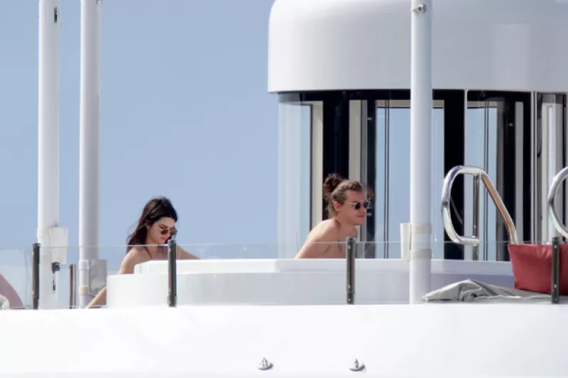 Después de que se viera a la pareja recientemente en situaciones románticas en St. Barths, Khloé asegura que su media hermana y el cantante son más que amigos.