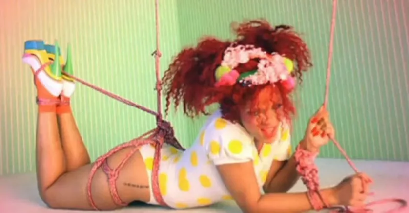 El canal de videos Youtube advierte a quienes quieran ver el clip de la cantante que contiene escenas no aptas para menores de 18 años.