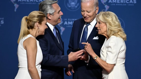 El presidente de EE. UU., Joe Biden (centro) y la primera dama, Jill Biden (der.), saludan al presidente de Argentina, Alberto Fernández (segunda a la izquierda), y a la primera dama de Argentina, Fabiola Yáñez, cuando llegan a la 9.ª Cumbre de las Américas en el Centro de Convenciones de Los Ángeles.
